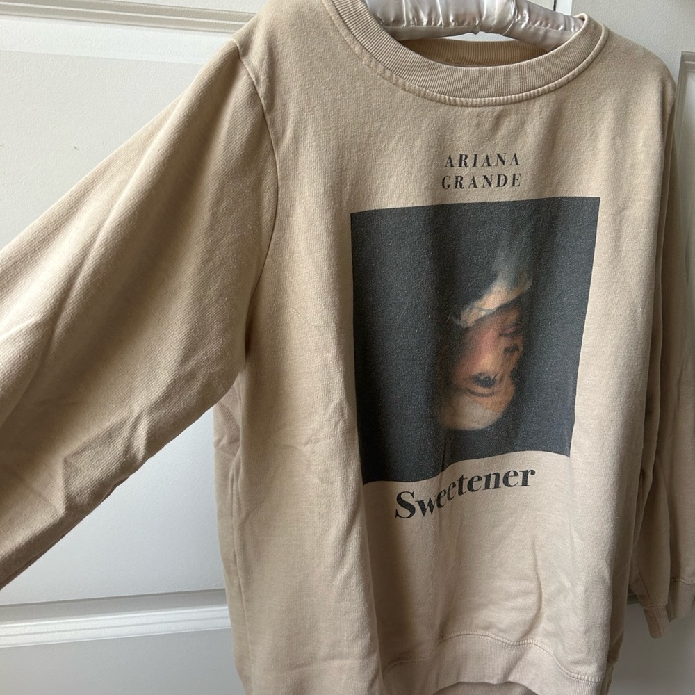 ARIANA GRANDE Sweetener Crewneck